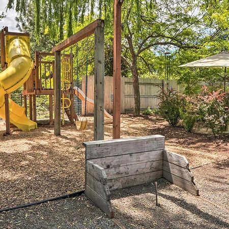Central Medford Family Retreat With Large Yard! エクステリア 写真