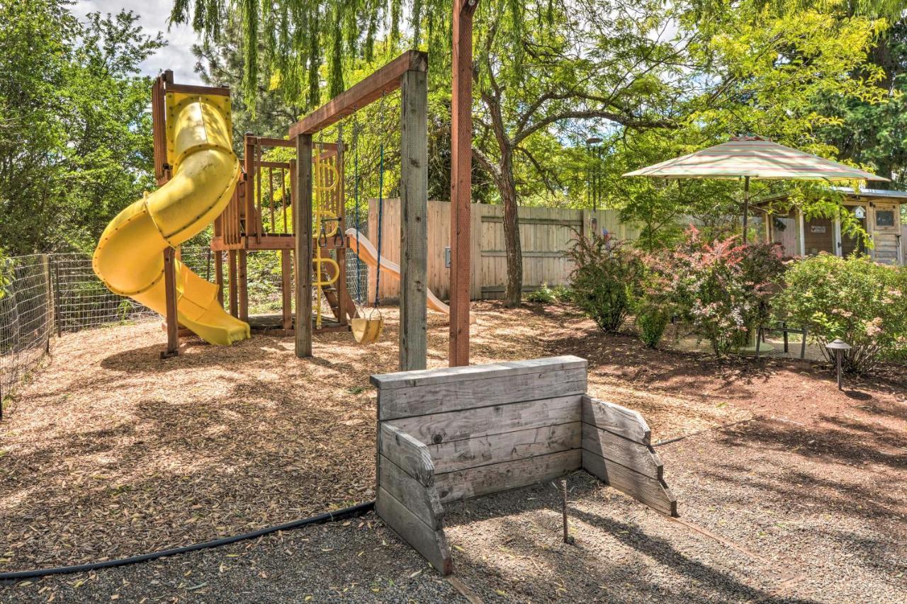 Central Medford Family Retreat With Large Yard! エクステリア 写真