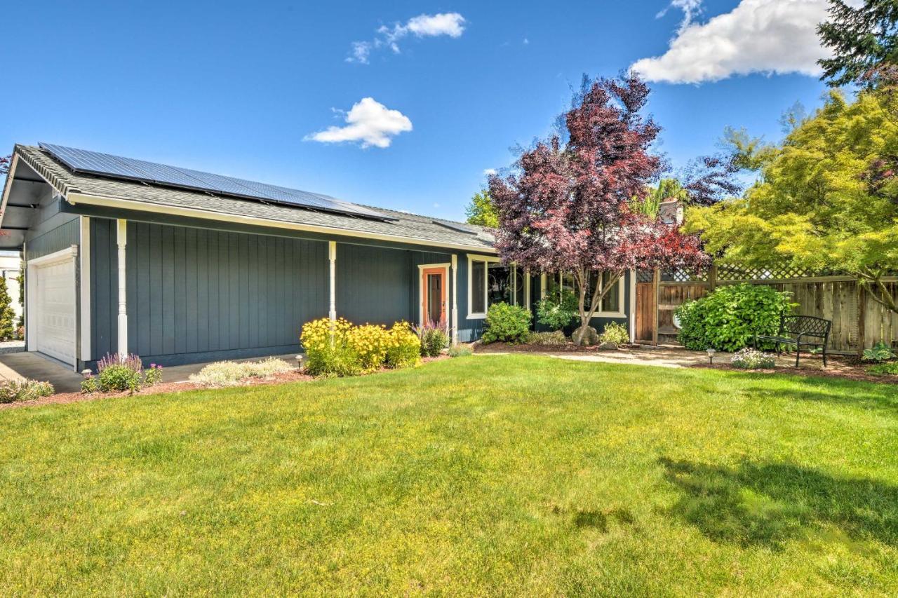Central Medford Family Retreat With Large Yard! エクステリア 写真