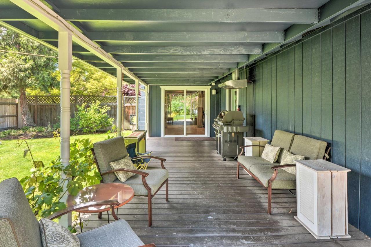 Central Medford Family Retreat With Large Yard! エクステリア 写真