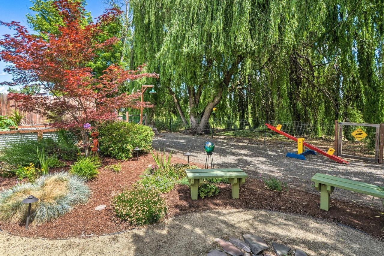 Central Medford Family Retreat With Large Yard! エクステリア 写真