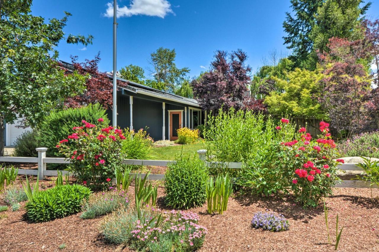 Central Medford Family Retreat With Large Yard! エクステリア 写真