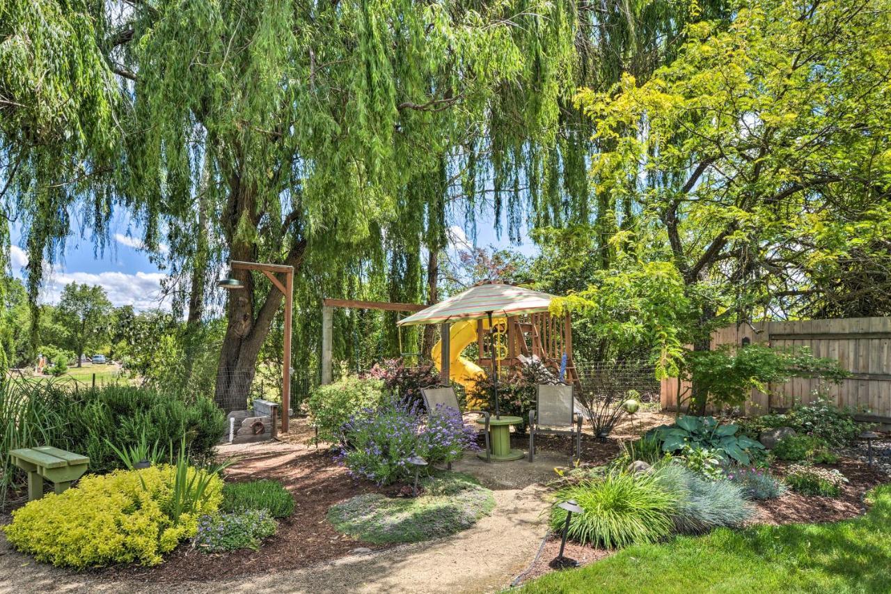 Central Medford Family Retreat With Large Yard! エクステリア 写真