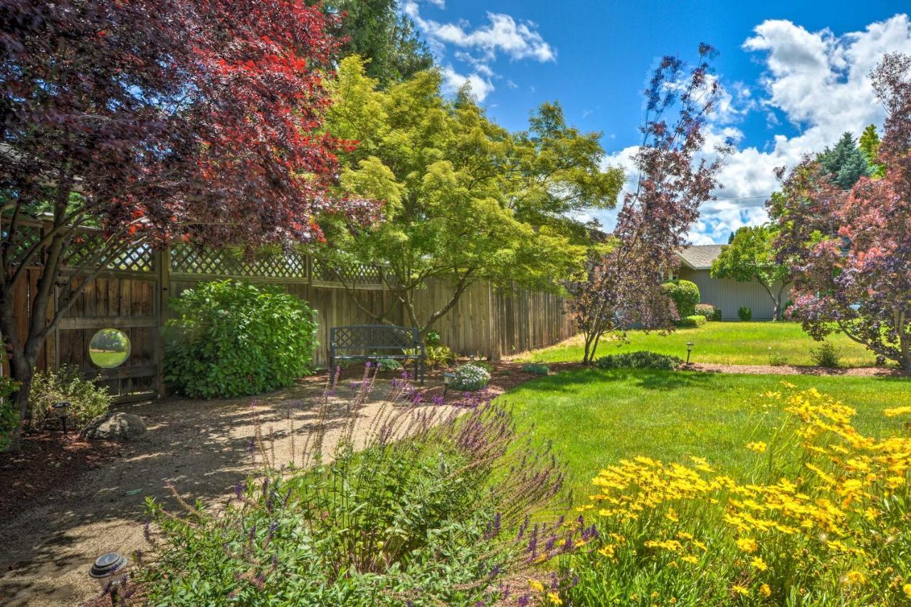 Central Medford Family Retreat With Large Yard! エクステリア 写真