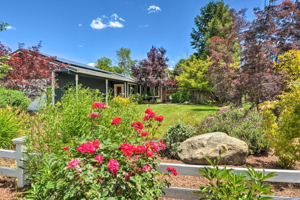 Central Medford Family Retreat With Large Yard! エクステリア 写真