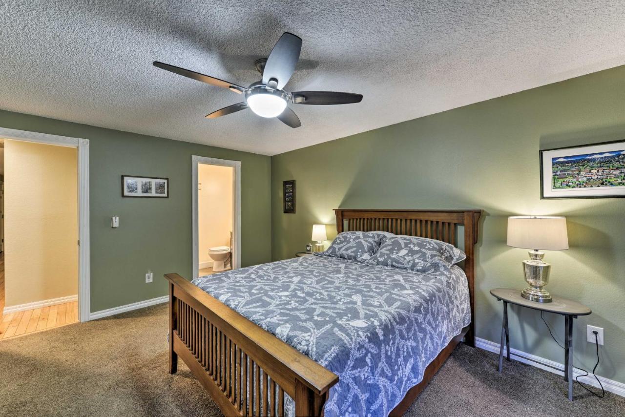 Central Medford Family Retreat With Large Yard! エクステリア 写真