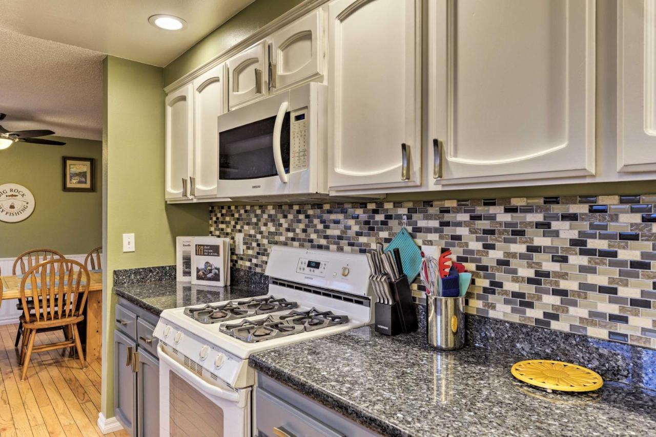 Central Medford Family Retreat With Large Yard! エクステリア 写真