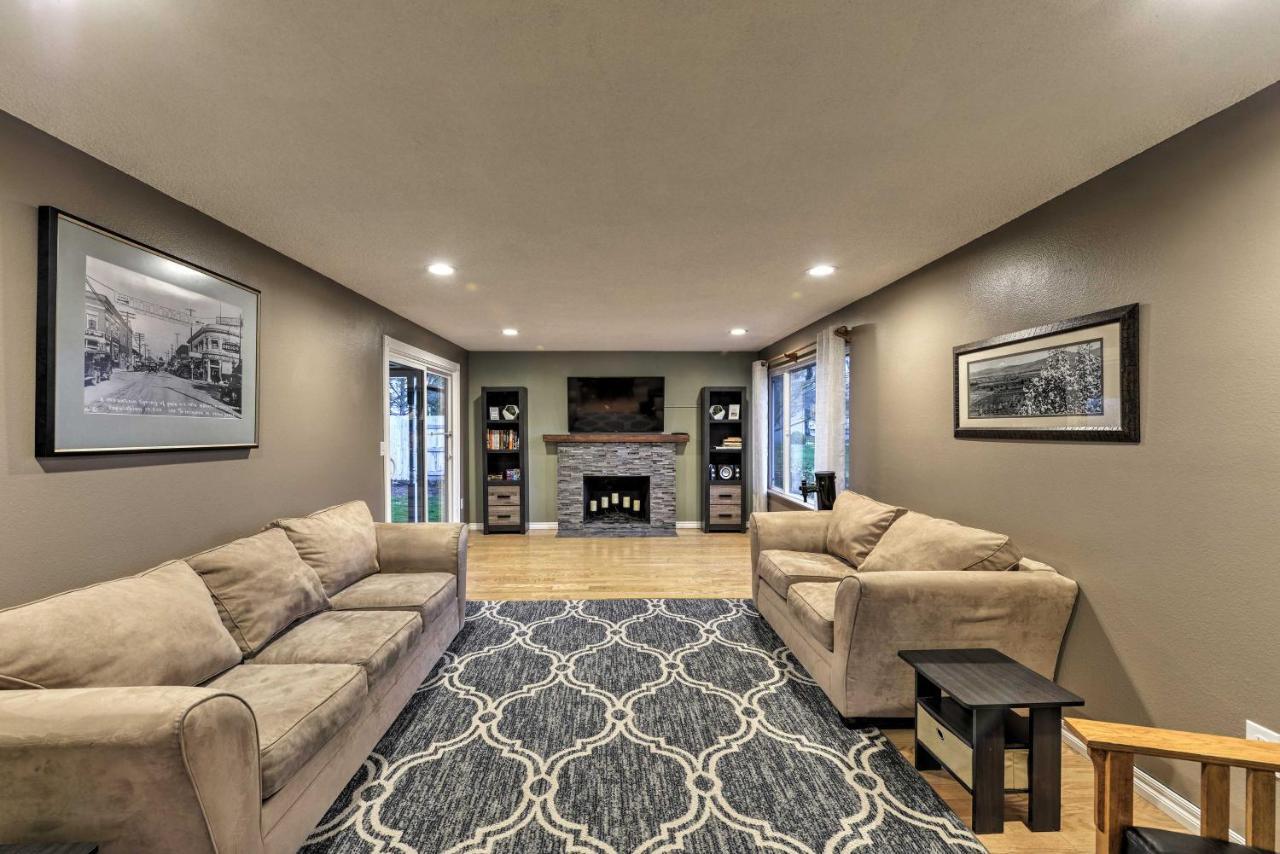 Central Medford Family Retreat With Large Yard! エクステリア 写真