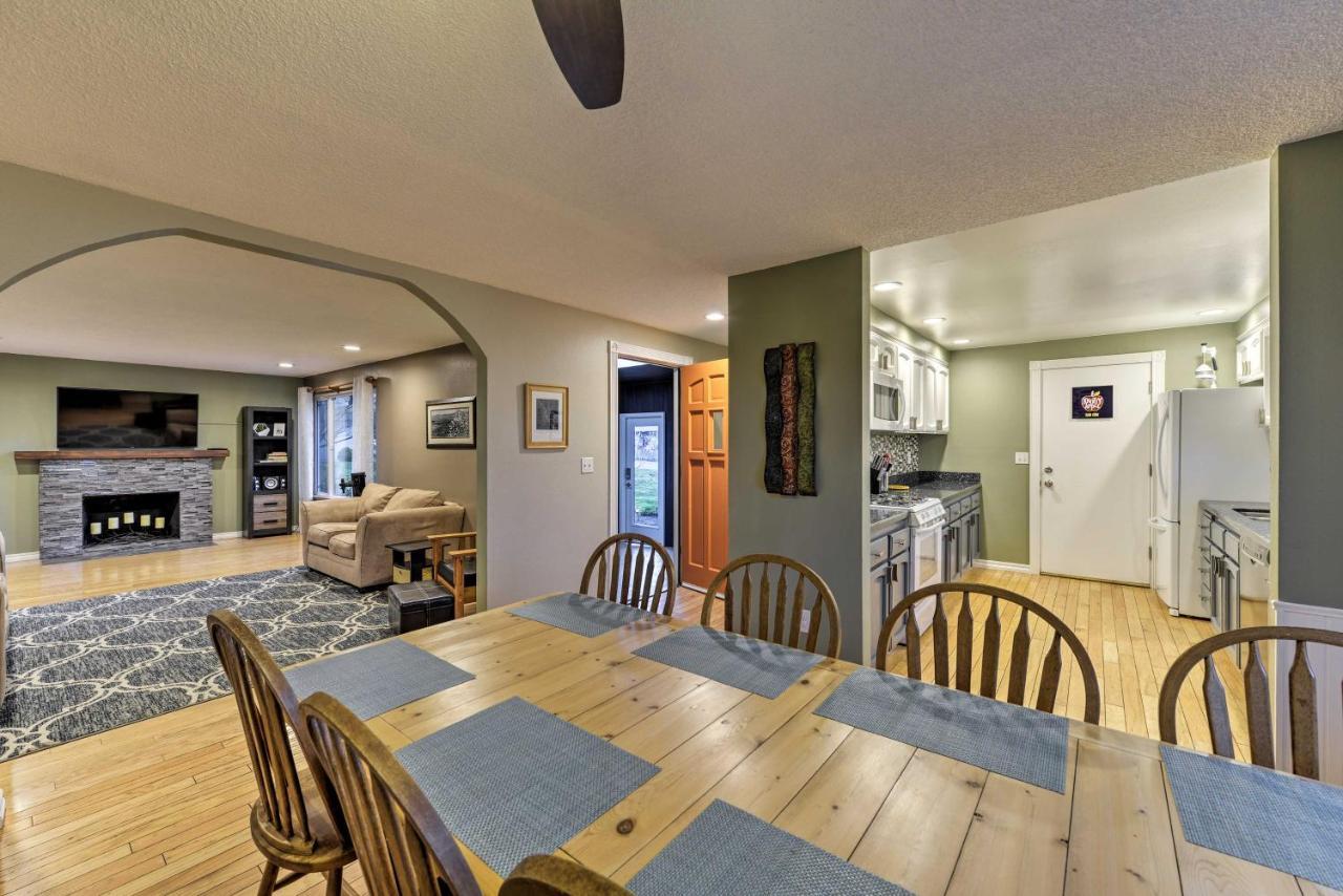 Central Medford Family Retreat With Large Yard! エクステリア 写真