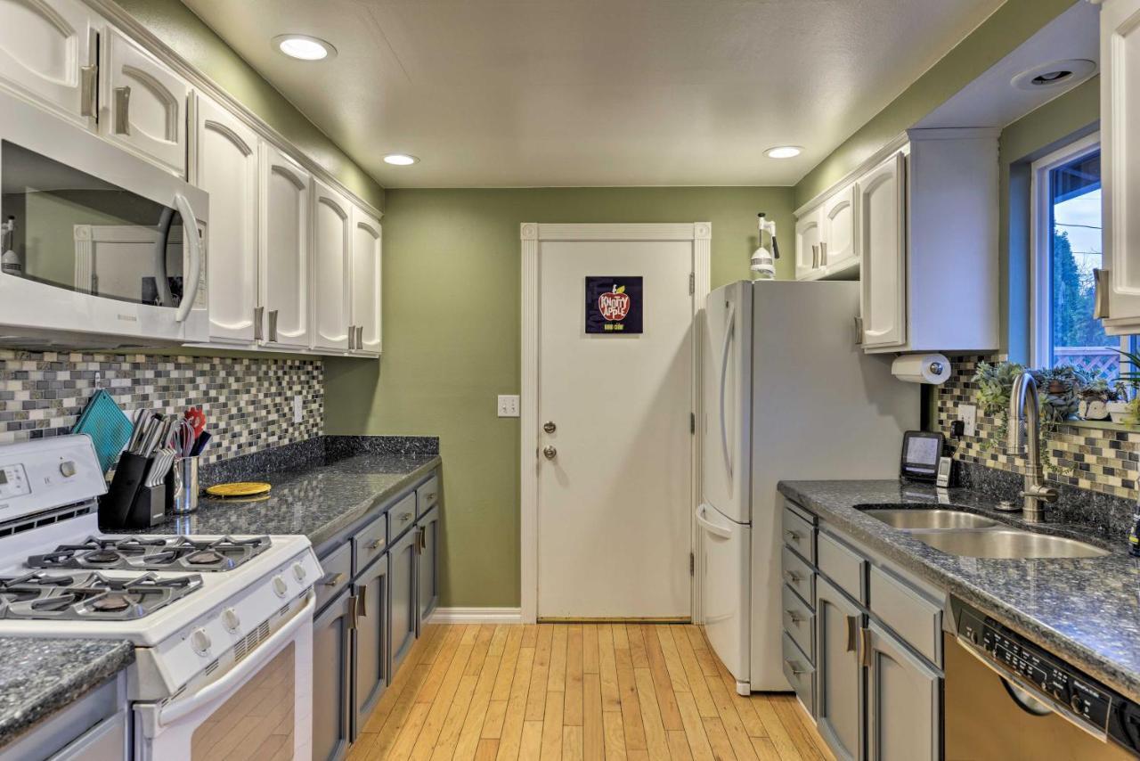 Central Medford Family Retreat With Large Yard! エクステリア 写真