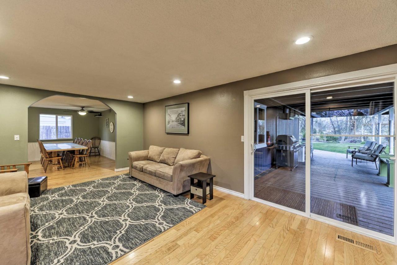 Central Medford Family Retreat With Large Yard! エクステリア 写真