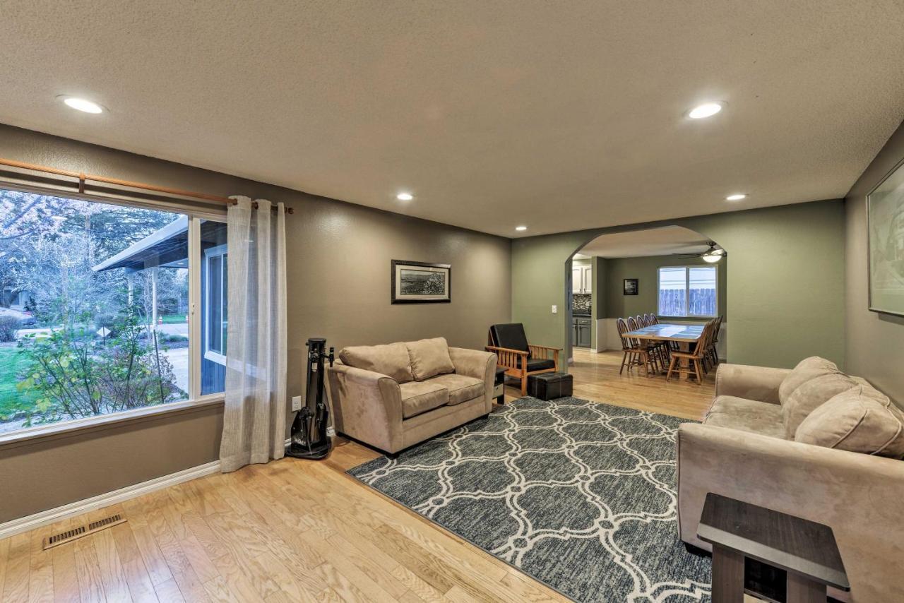 Central Medford Family Retreat With Large Yard! エクステリア 写真