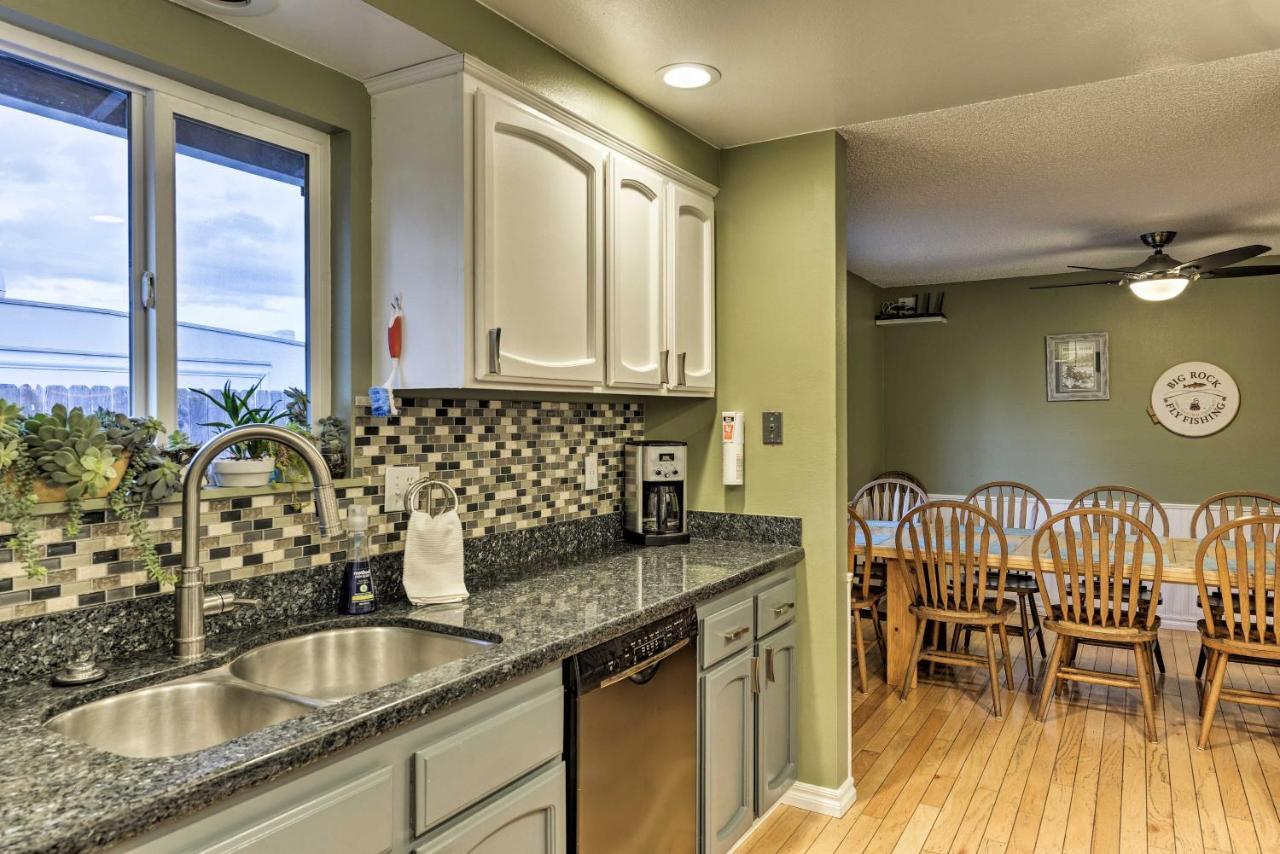 Central Medford Family Retreat With Large Yard! エクステリア 写真