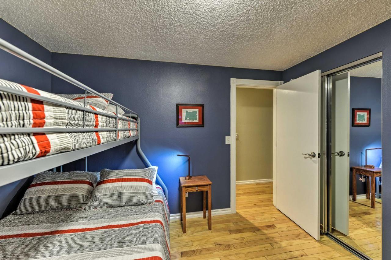 Central Medford Family Retreat With Large Yard! エクステリア 写真