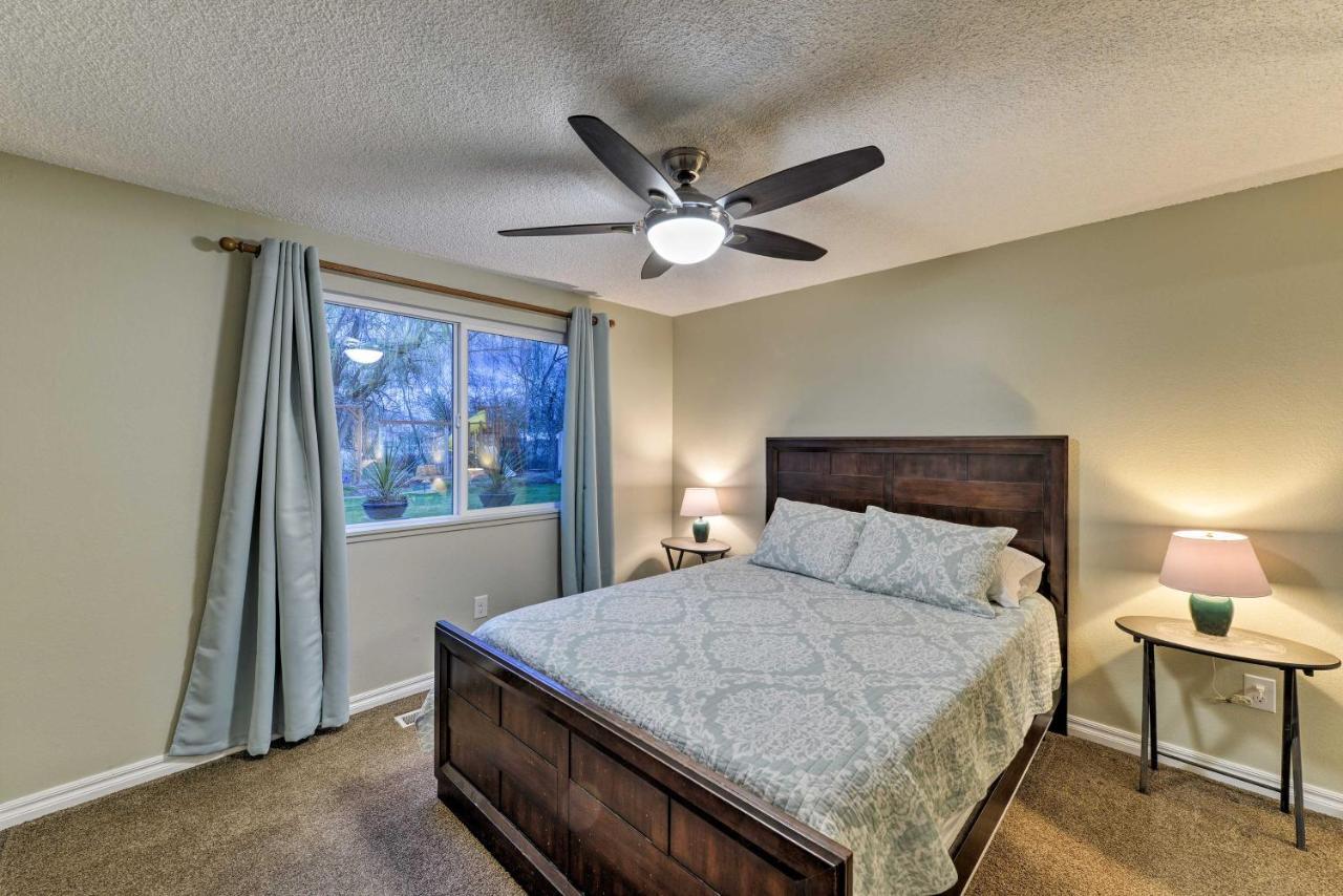 Central Medford Family Retreat With Large Yard! エクステリア 写真