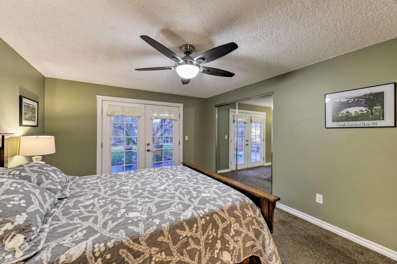Central Medford Family Retreat With Large Yard! エクステリア 写真