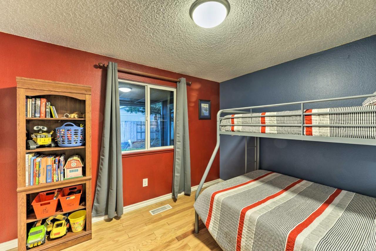 Central Medford Family Retreat With Large Yard! エクステリア 写真